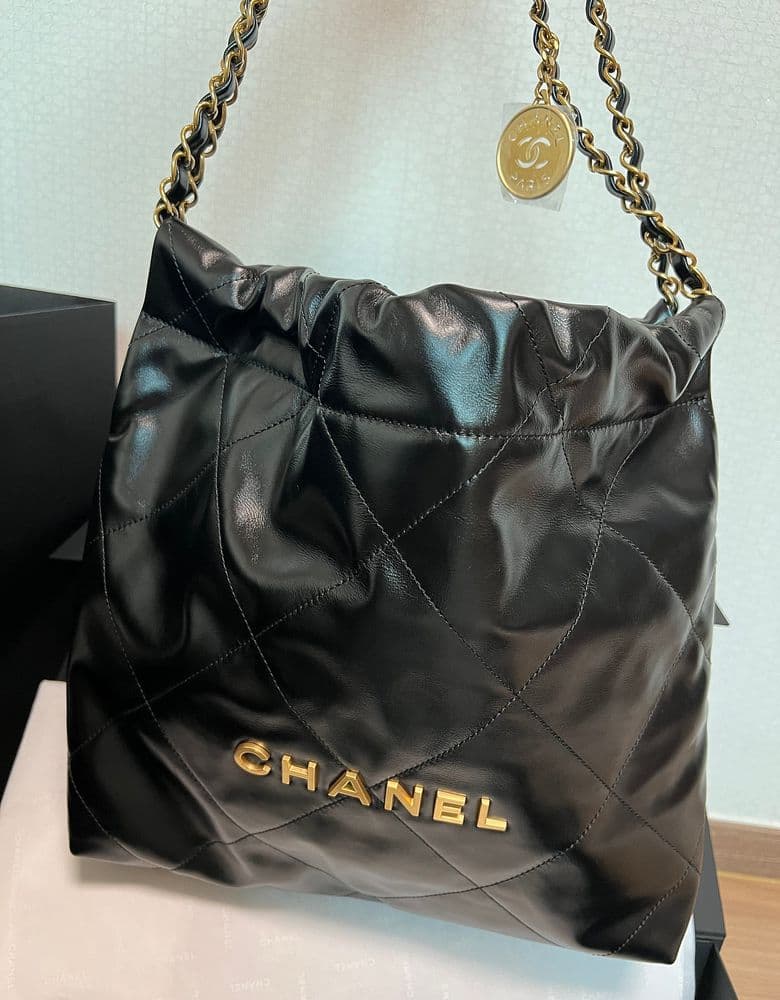Chanel 22 Small Handbag in Shiny Calfskin & Gold Metal, Black
