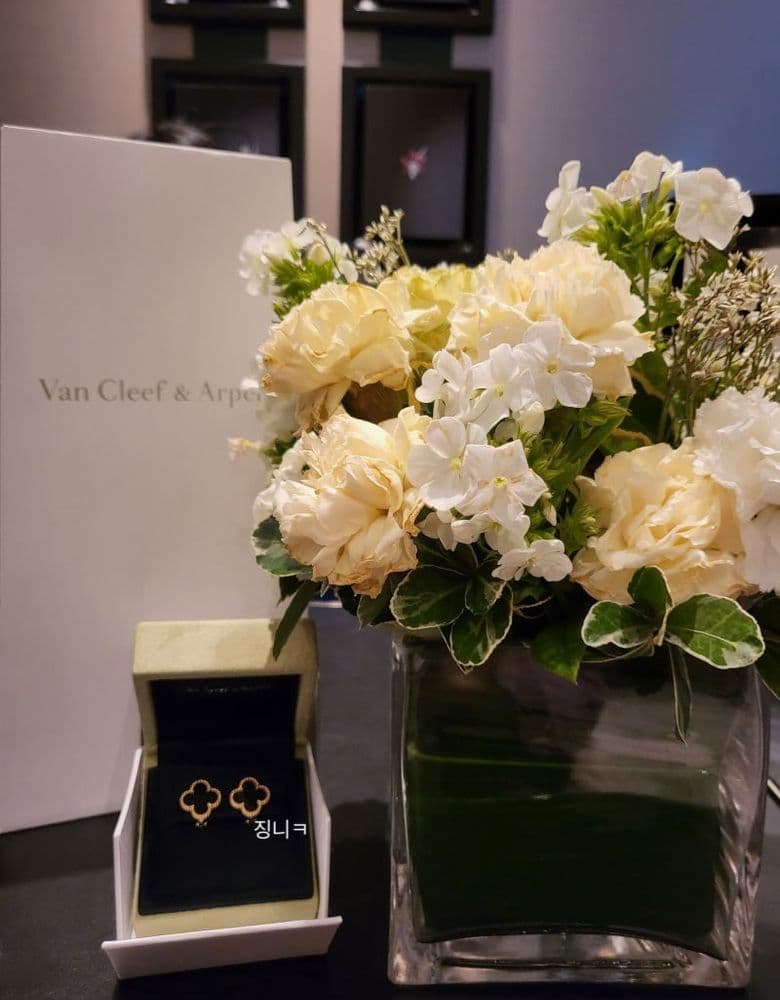 Van Cleef & Arpels Vintage Alhambra Earrings in Yellow Gold with Onyx (W)