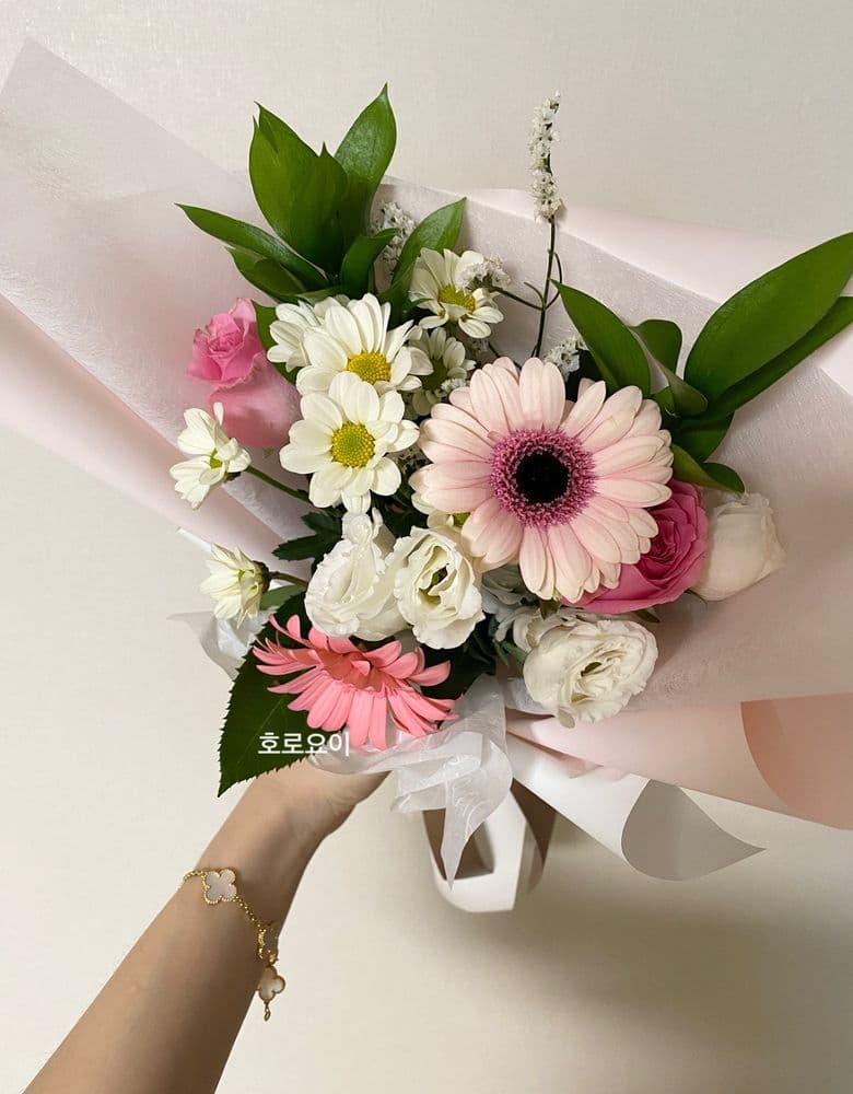 (W) Van Cleef & Arpels Vintage Alhambra Bracelet, 5 Motifs, White Gold, Mother-of-Pearl