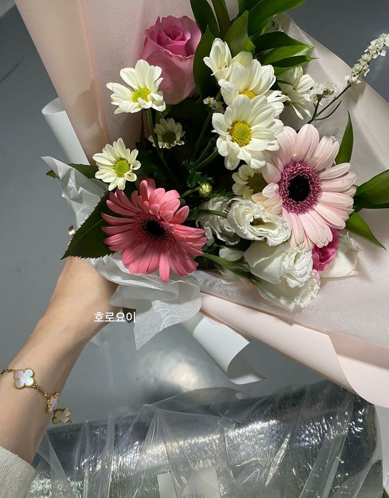 (W) Van Cleef & Arpels Vintage Alhambra Bracelet, 5 Motifs, White Gold, Mother-of-Pearl