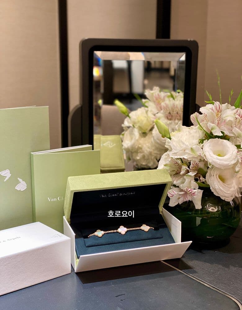 (W) Van Cleef & Arpels Vintage Alhambra Bracelet, 5 Motifs, White Gold, Mother-of-Pearl