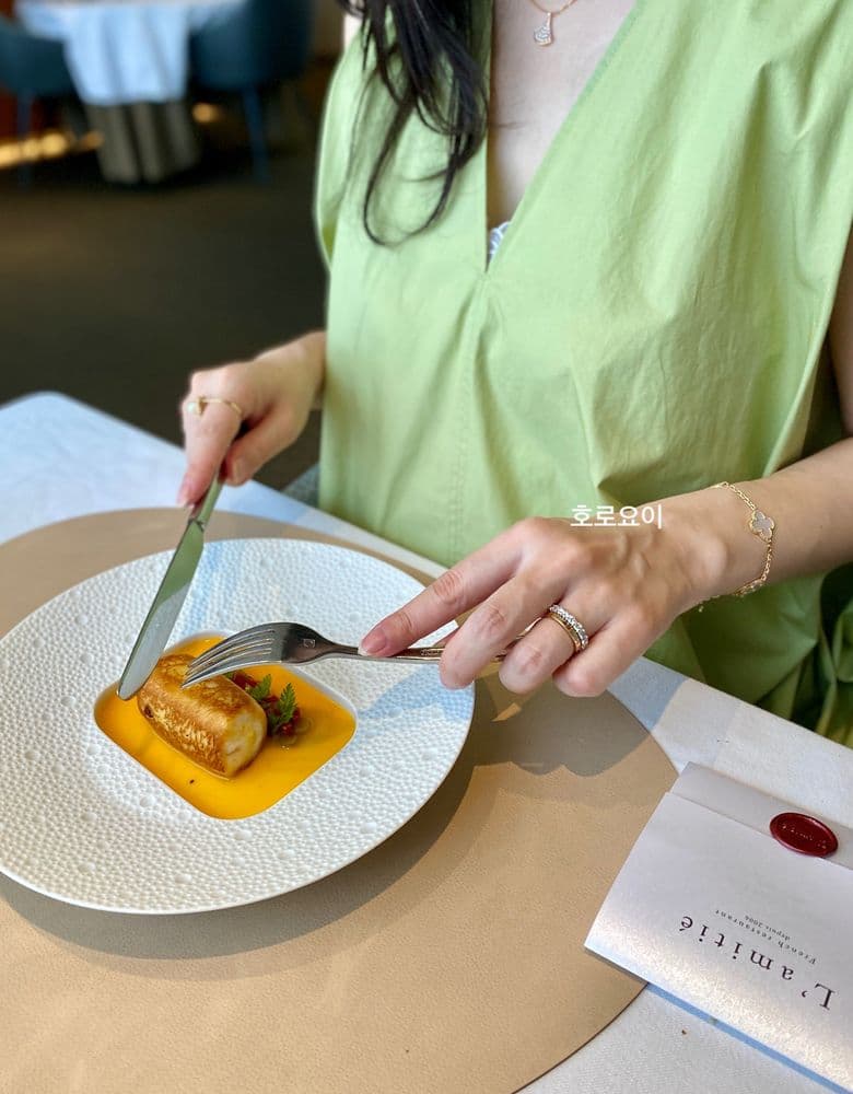 (W) Van Cleef & Arpels Vintage Alhambra Bracelet, 5 Motifs, White Gold, Mother-of-Pearl