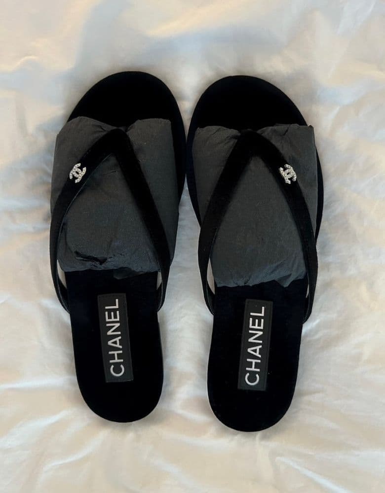 (W) Chanel Velvet & Black