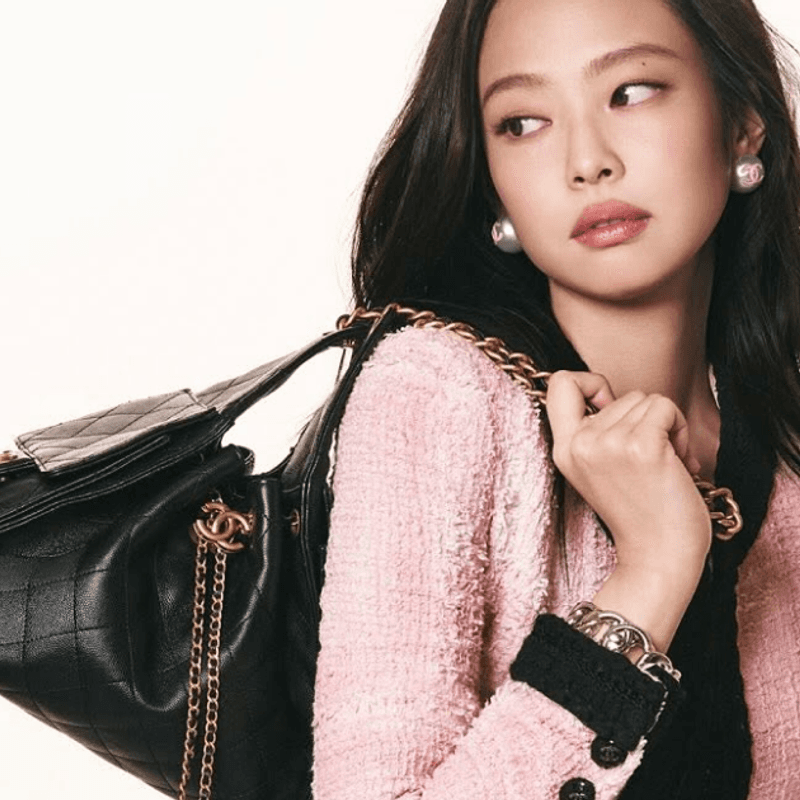 제니와 함께 빛나는 샤넬 25백, 새로운 캠페인 공개!