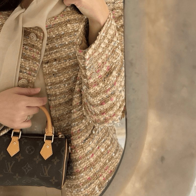 A luxury bag that's light and easy to carry? Check out this review of the Louis Vuitton mini bag, available for around KRW 2,000,000! π