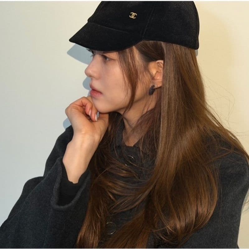 고아라 올블랙 룩 착장 정보｜샤넬 모자 & 스쿨 메모리 백팩, 프라다 로퍼