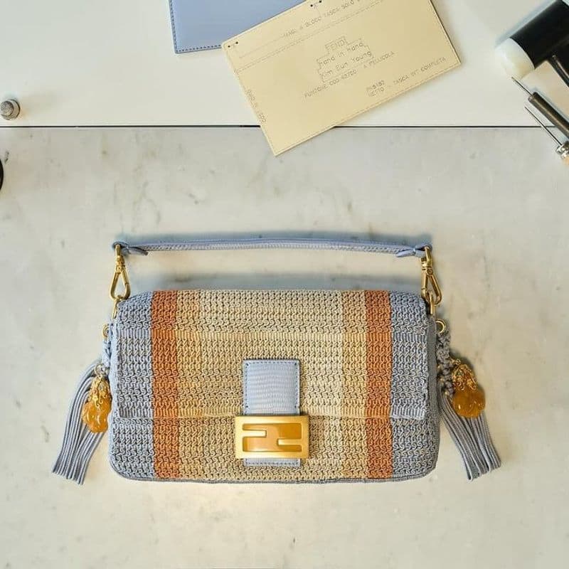 한국 전통 매듭으로 완성된 펜디 바게트 백