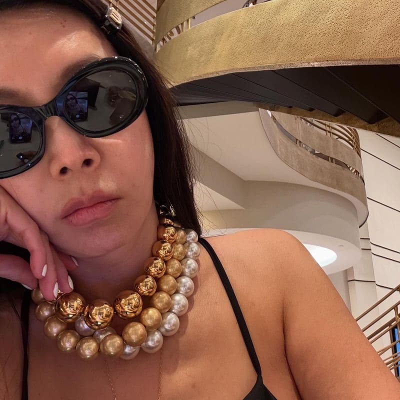 황신혜, 진주 목걸이 레이어드로 럭셔리 패션 공개