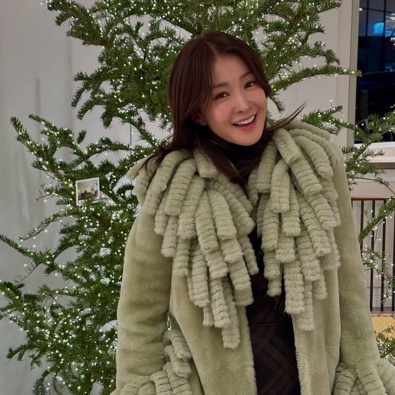 이시영의 버버리 크리스마스트리 룩