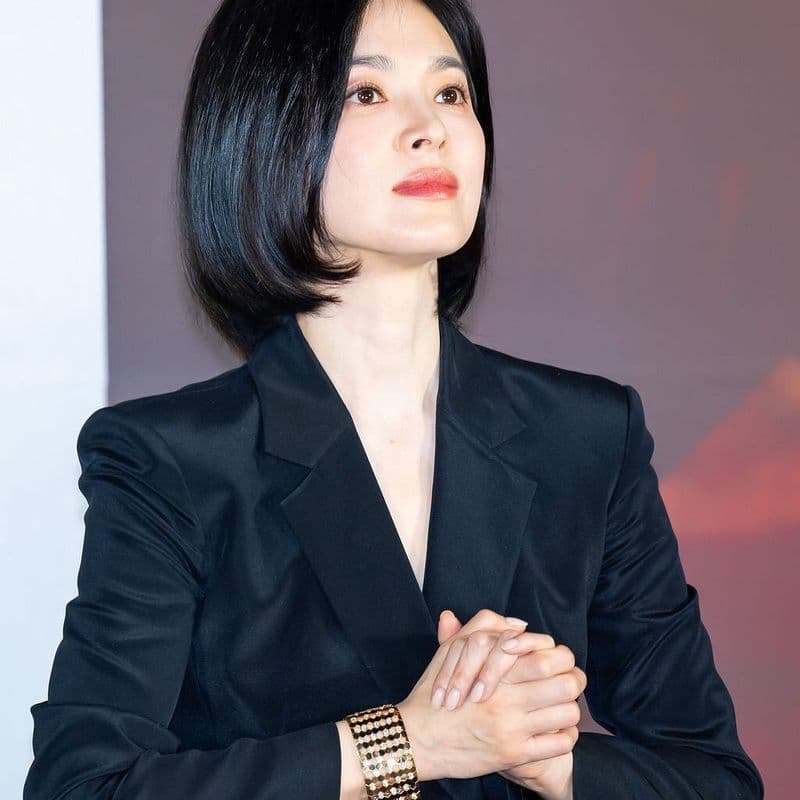 Song Hye-kyo elevates her luxurious black look with a Chaumet bracelet.