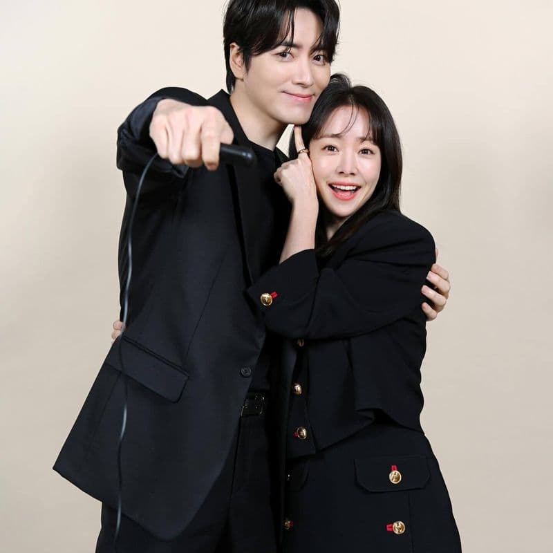 Lee Jun-hyuk and Han Ji-min show off their perfect chemistry and stylish looks in these four-cut photos.