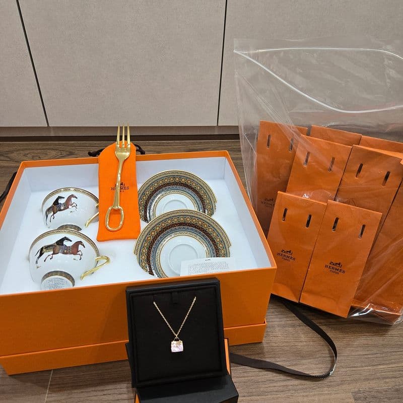 I just splurged on a massive Hermes haul after four long months! Think 25s/s Chaine d'Ancre coat, a Kelly bag with pink sapphires, and even some cutlery!