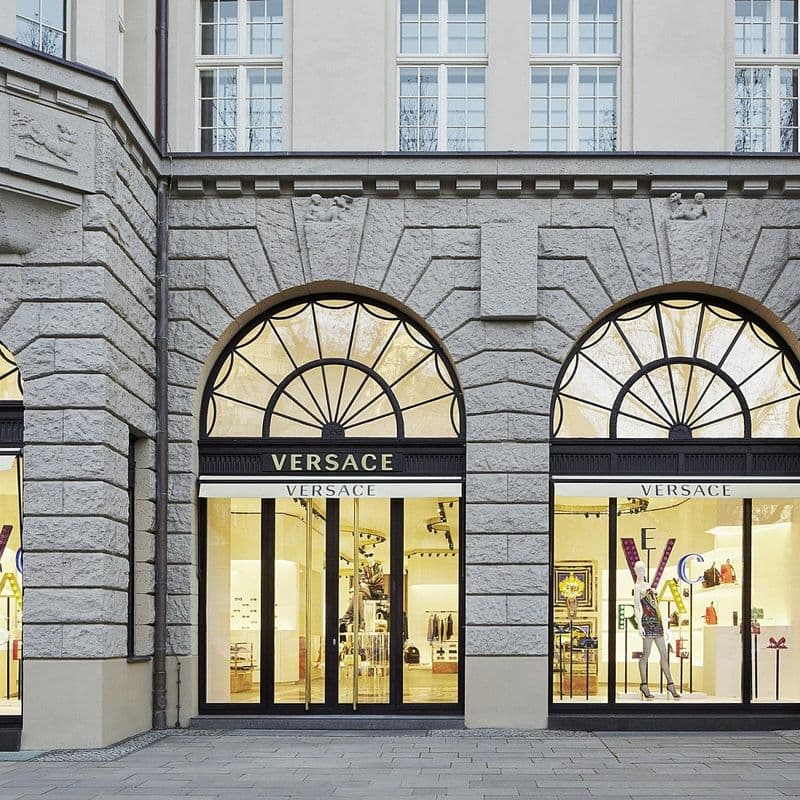 프라다의 베르사체 인수 가능성