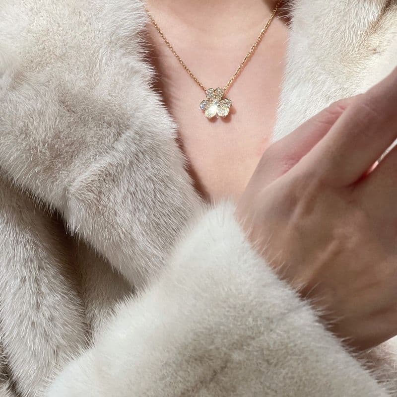 반클리프 프리볼 목걸이와 함께한 OOTD (feat. 디올 유모차, 버킨백)