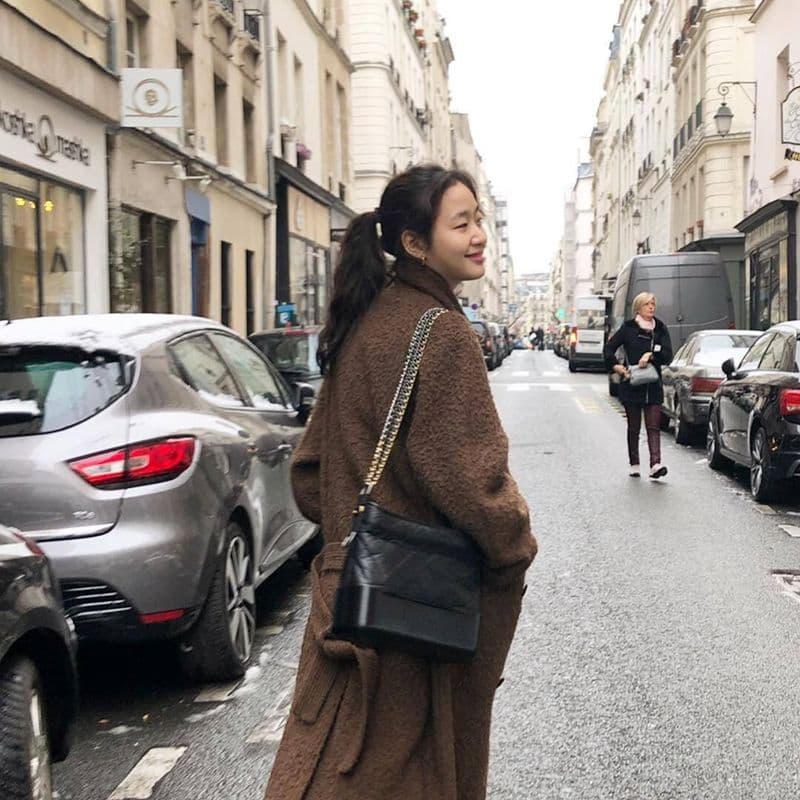 배우 김고은의 샤넬 백 코디