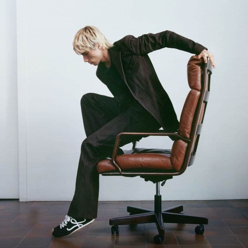 로에베의 감각적인 발레 러너 2.0