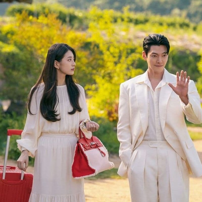 Suzy completes her romantic look with a Birkin bag.