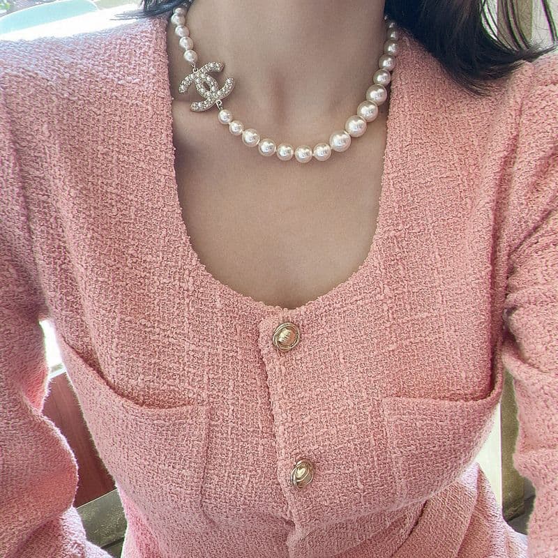 데일리로 사계절 내내 활용 가능한 샤넬 백주년 목걸이