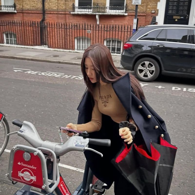 프라다 무드 가득! 박하선의 런던 여행 룩