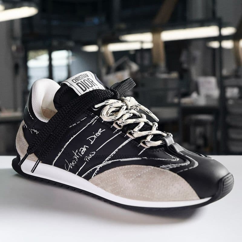 디올의 감도 담은 새로운 스니커즈
