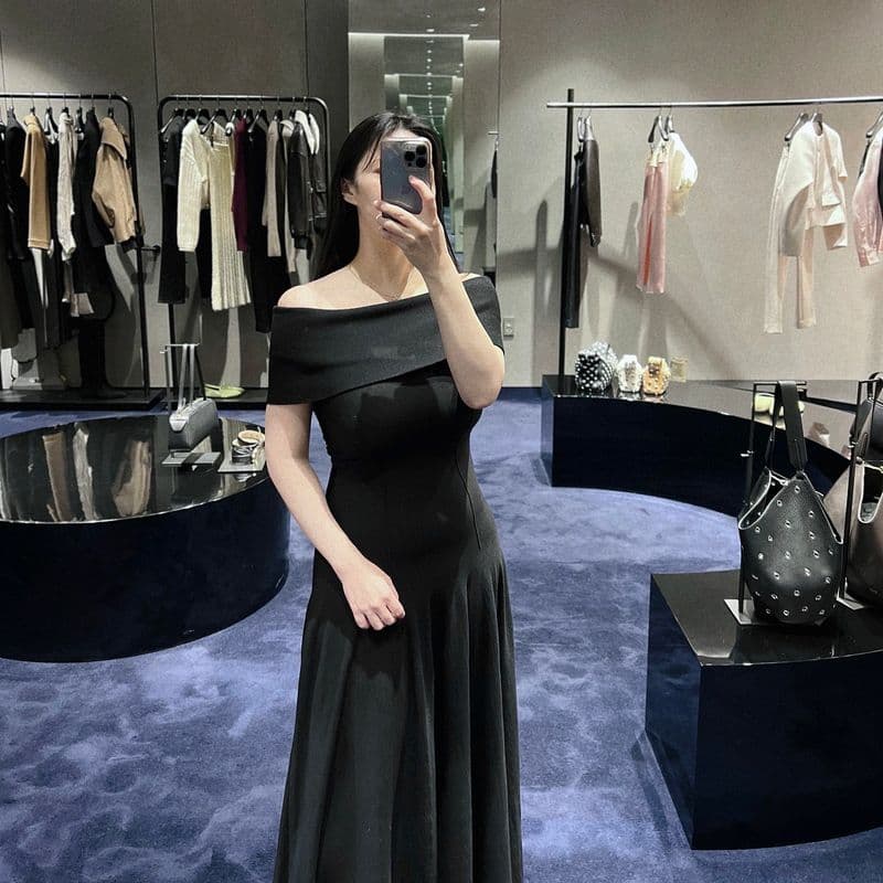 Stepping outside my comfort zone and trying a new style! From dresses to casual wear, let's explore the chic sophistication of KHAITE together.