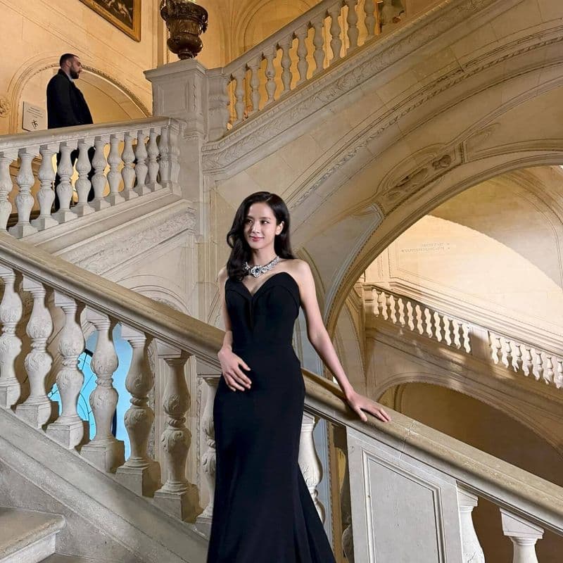 Jisoo, radiating queen-like elegance in Cartier.