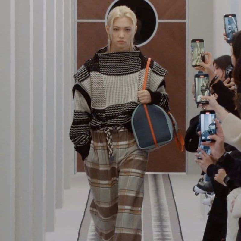 루이비통 2025 FW 여성 컬렉션 공개 | 기차역에서 영감 받은 감각적인 룩