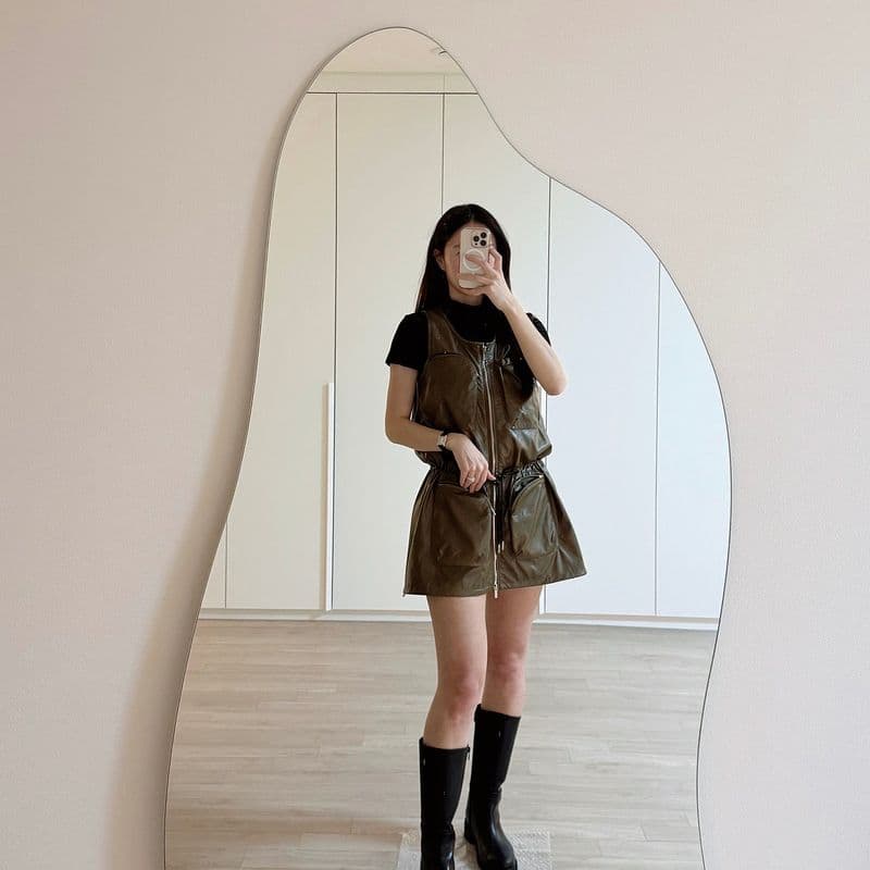 시크함의 정점. 타임(TIME Paris) 25 SS 슬리브리스 지퍼 포켓 미니 레더 드레스 리뷰