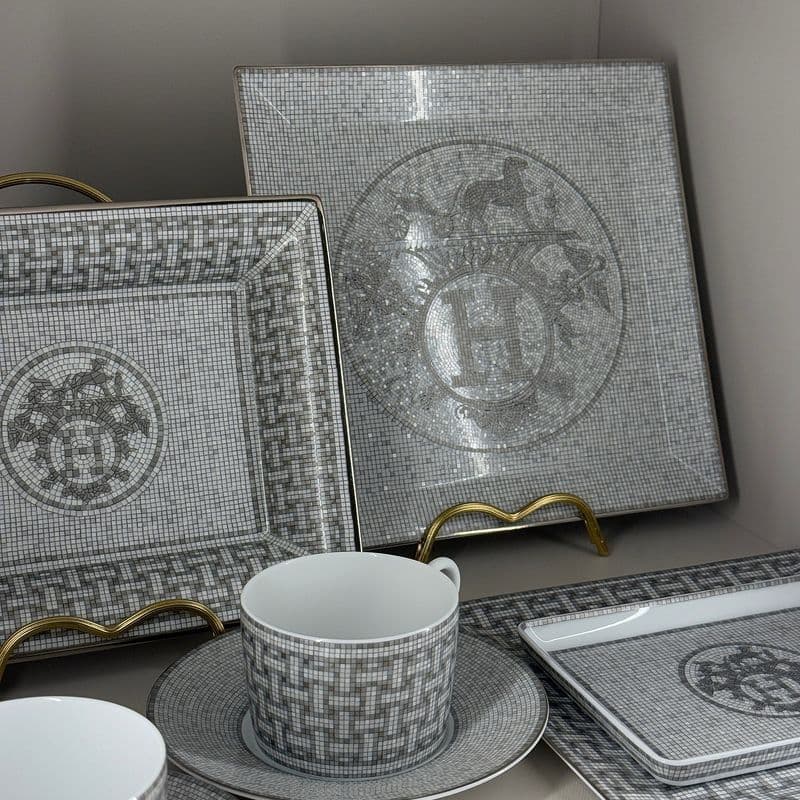 에르메스 모자이크 접시와 디올로 꾸민 식탁