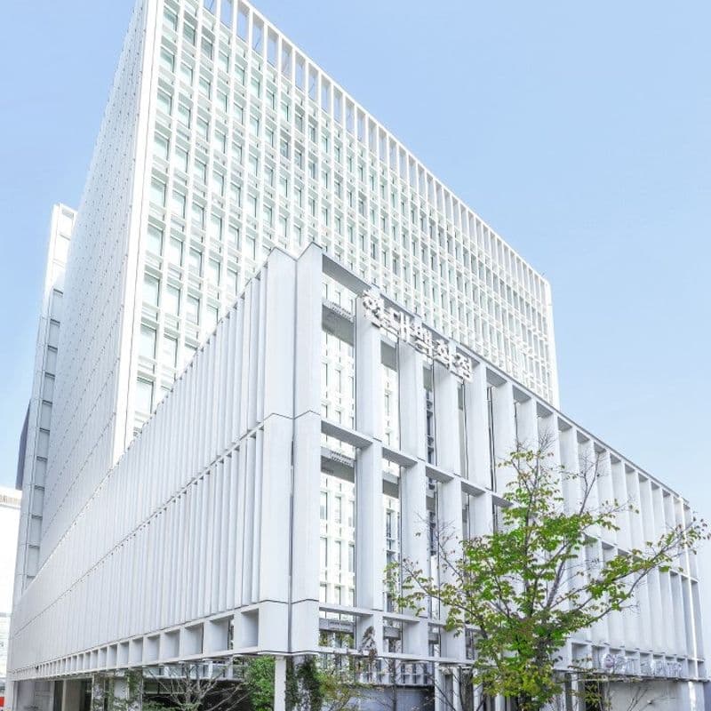 Hyundai Department Store's market capitalization surpasses Shinsegae's, reaching KRW 1,355,500,000,000.