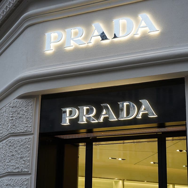 프라다, 2조 원에 베르사체 인수