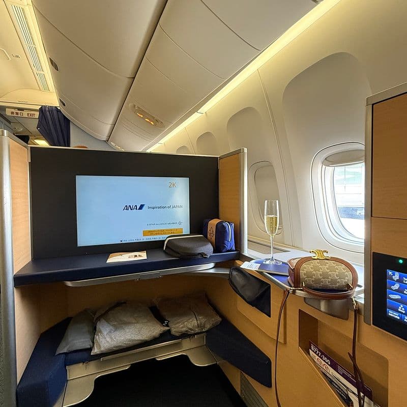 ANA 항공 퍼스트 클래스 탑승 후기｜일본 1등 항공사 라운지부터 기내식까지(feat.일본 특산품 셀린느)