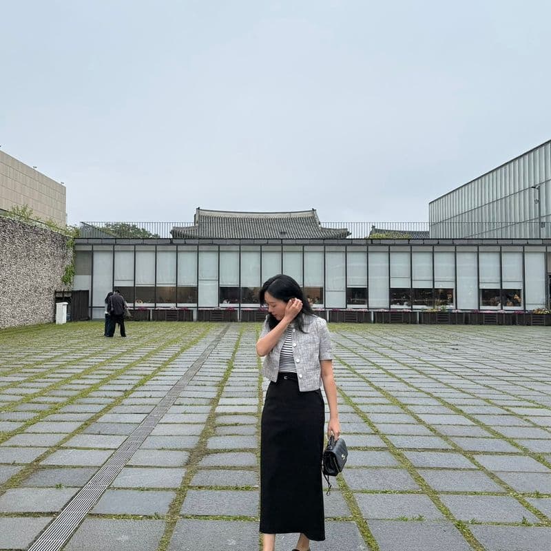 A perfect day in Samcheong-dong: Don't miss the Ron Mueck exhibition, followed by drinks at the Four Seasons Hotel Seoul's Oul Bar!