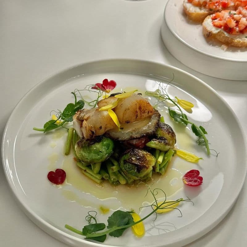 Top 5 Instagrammable Restaurants: Where the vibe is right, the food is delicious, and the photos are *chef's kiss*! A treat for your taste buds and your eyes.