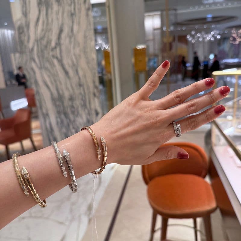 불가리 세르펜티 뱅글 색상 고민! 로즈 골드 목걸이, 풀 파베 화이트 골드 반지와 어울리는 조합은?