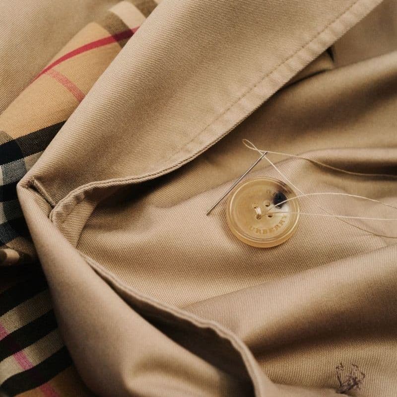 버버리, 1,700명 감원 단행 속…CEO, 48억 원 규모 보수 받아