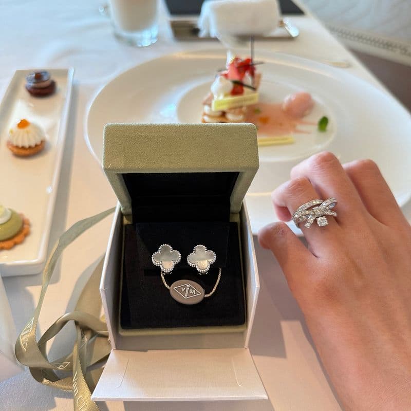 First Anniversary Gift: Van Cleef Earrings and a Continental Lunch Course at The Shilla Hotel - a Review.