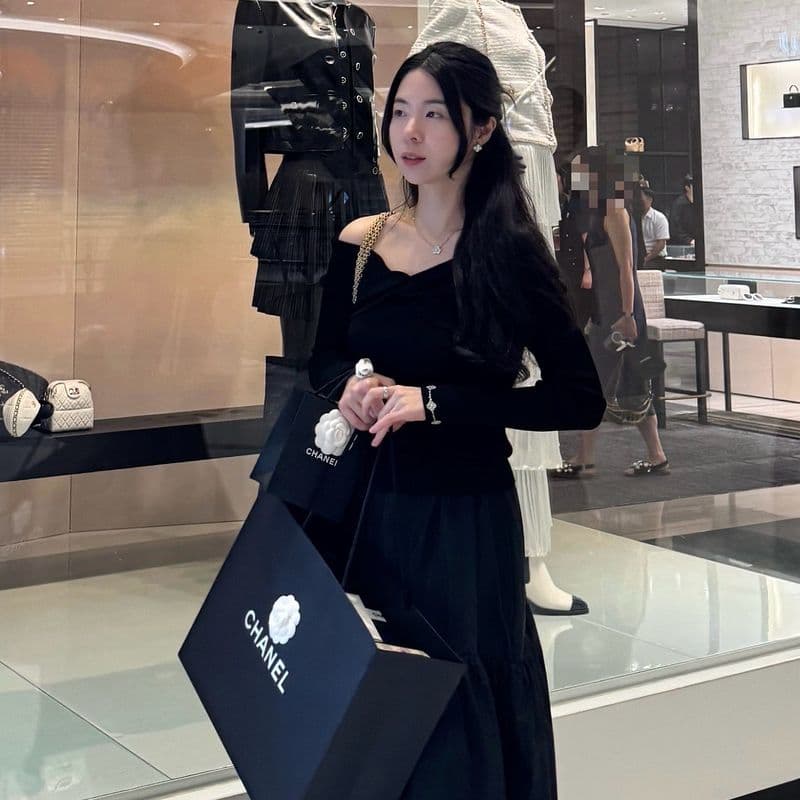 Just snagged a Coco Handle in black (the medium, formerly known as small) at the Chanel 2024/25 Métiers d'art collection cocktail party!