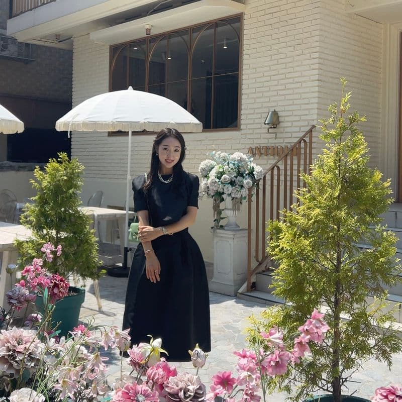 하객룩 코디 추천 : 올블랙 셋업에 잘 어울리는 샤넬 진주 귀걸이/목걸이 스타일링 팁