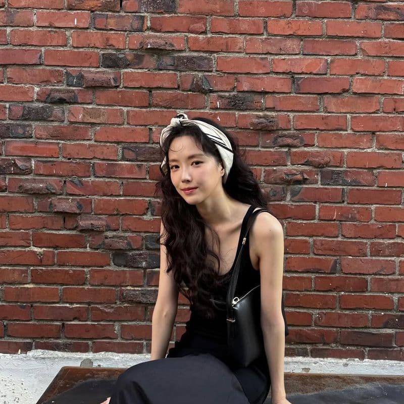 What to wear in the summer? A comparison of Son Na-eun's all-black summer dresses - SKIMS vs. Totême.