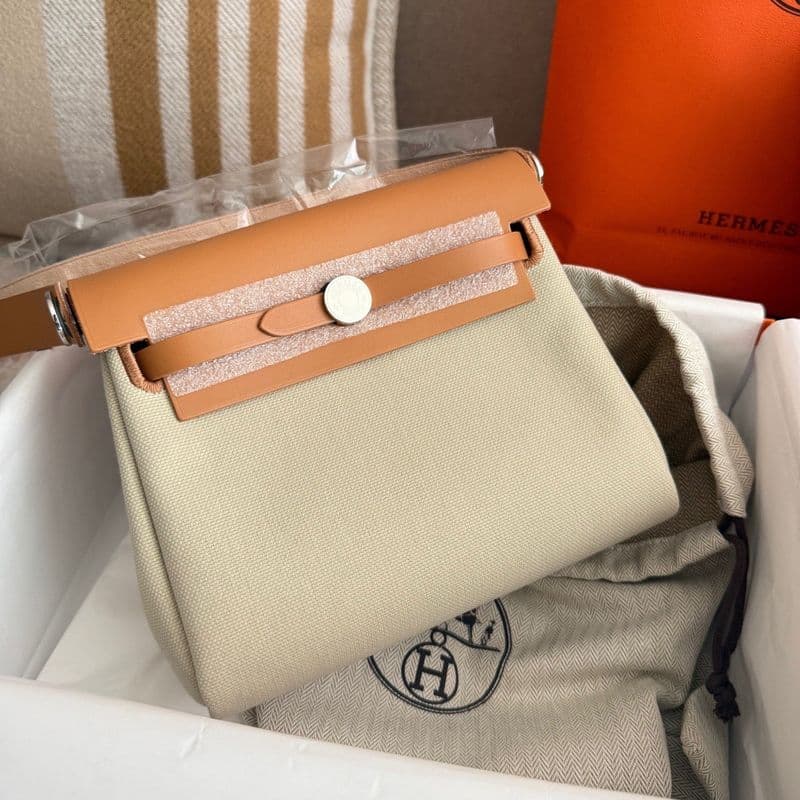 One Hermès Mini Her is all you need for fall! Hermès bag 20 fall outfit ideas.