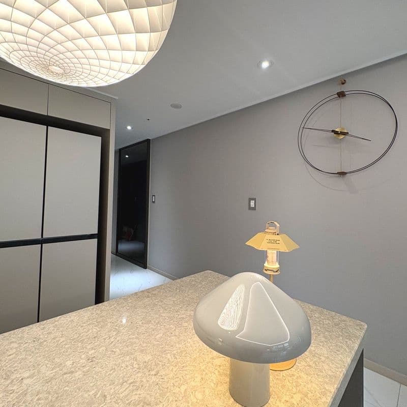 손예진 시계로 유명한 노먼 시계와 스토프나겔 촛대로 꾸민 집 인테리어｜몇 가지 오브제로 집 이뻐지는 추천템