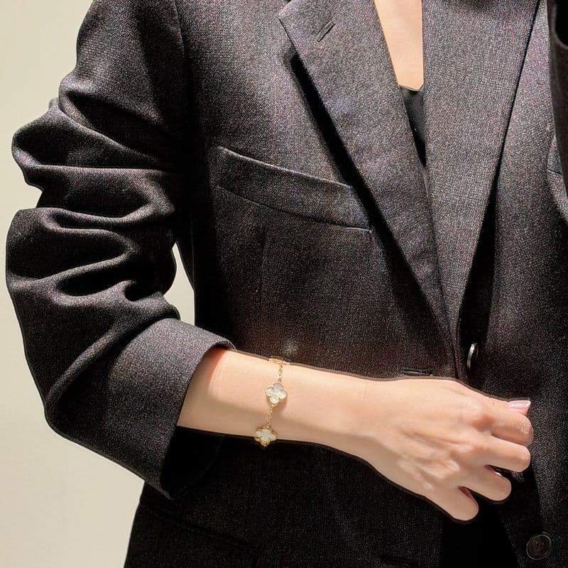 Van Cleef & Arpels 5 Motif Mother of Pearl Review: Layering with Frivole and Vintage Alhambra Diamond.