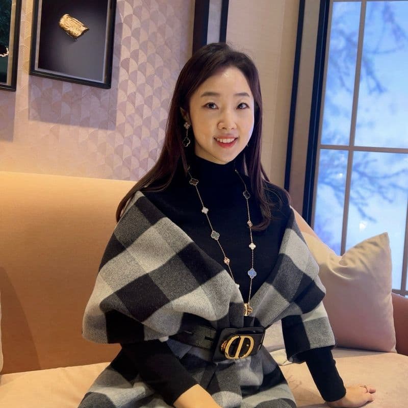 Van Cleef & Arpels: Comparing the New 15 Motif Necklace with the Guilloché 20 Motif – Which one looks better on?