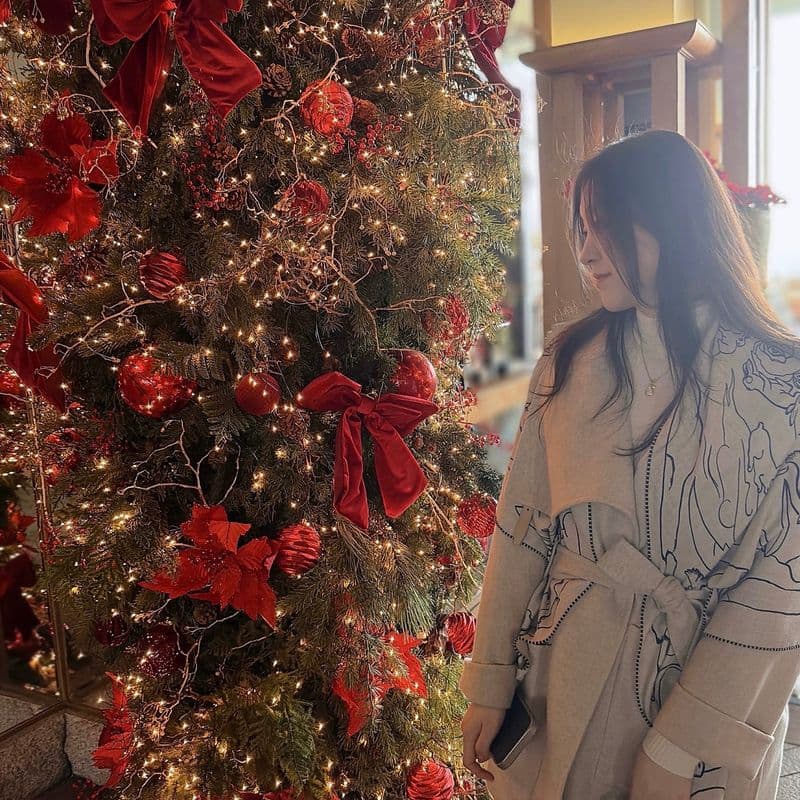 에르메스 트라이앵글 숄로 완성한 연말룩｜트리 명소 추천 (feat. 켈리 25 에토프/금장)