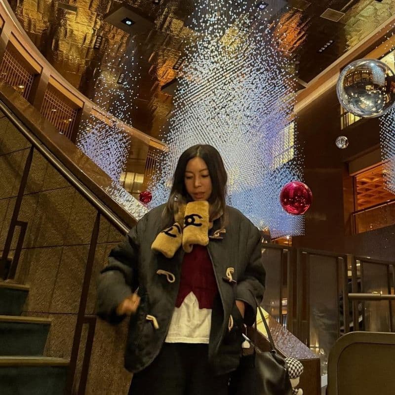 황신혜가 보여준 샤넬 목도리·비니로 완성한 럭셔리 겨울 코디