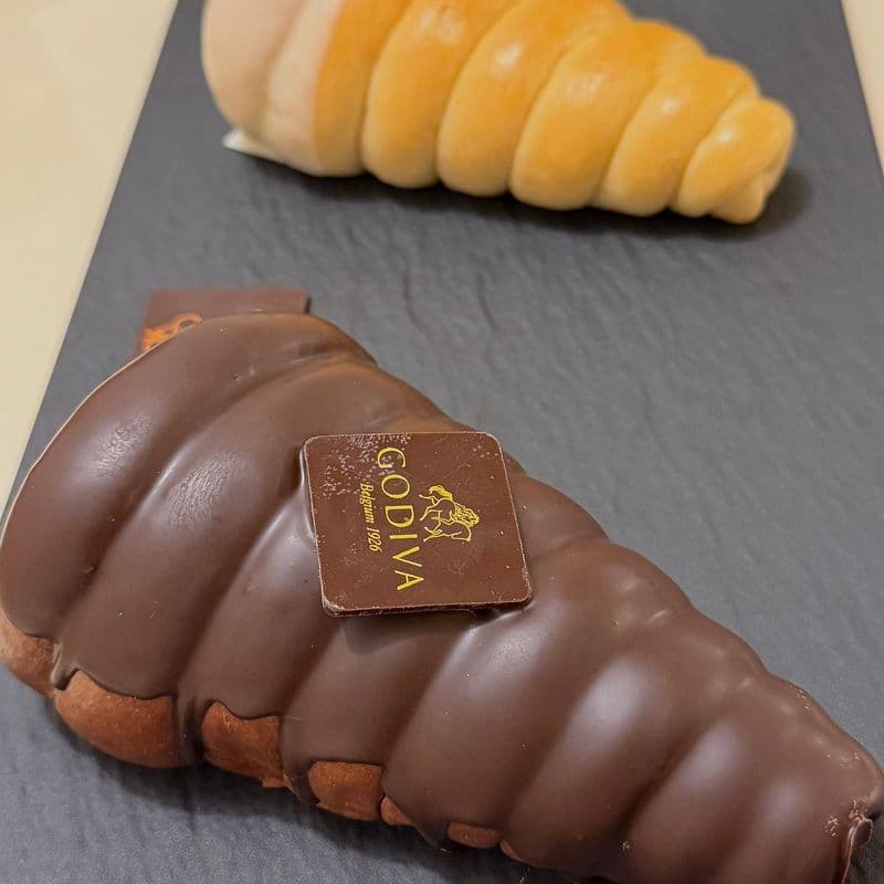 현대백화점 VIP｜ 더현대 YP 디저트 큐레이션 고디바 후기(feat. 슈슈통 가디건·구찌 플랫)