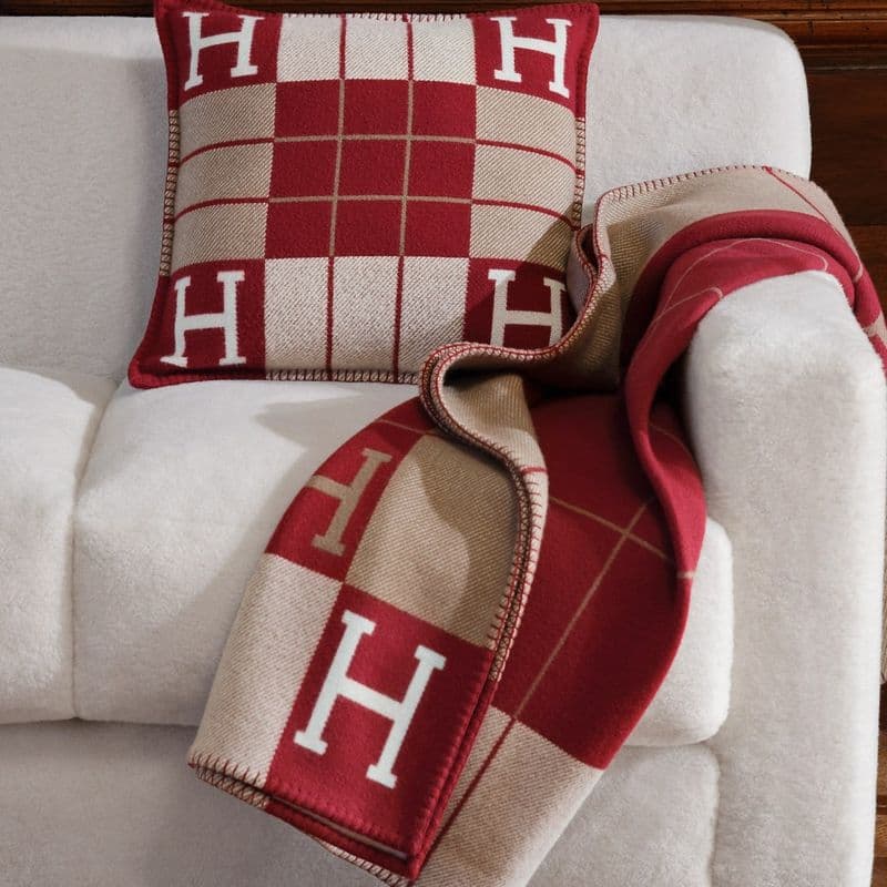 에르메스가 제안하는 2026 붉은 말의 해｜레드 톤 여성 기프트 셀렉션