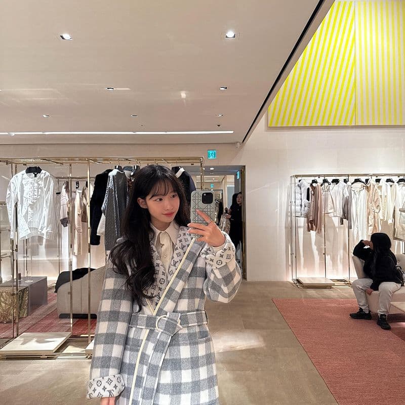 루이비통 SS26 자켓·스커트 착용 후기｜그레이 셋업 코디 리뷰