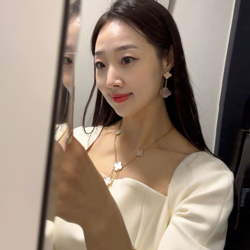 반클리프 알함브라 6 모티브 목걸이 코디, 아이보리 블랙 원피스 스타일링 추천 (샤넬 백, 에르메스 켈리)